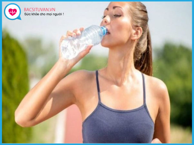 Uống đủ nước là một trong những cách cải thiện kích thước "núi đôi" hiệu quả