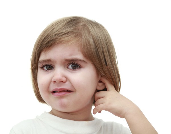 Mẹ làm gì khi trẻ bị viêm tai ngoài?