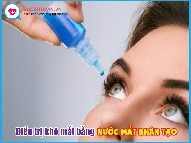 Sử dụng dung dịch dưỡng mắt hay còn gọi là nước mắt nhân tạo để điều trị khô mắt
