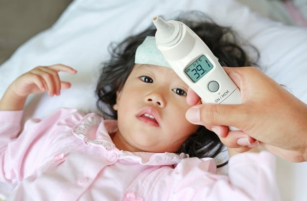 Cha mẹ cần lưu ý khi trẻ sốt trên 38,5 0C kéo dài hơn 48 giờ và không đáp ứng với thuốc hạ sốt là một trong những dấu hiệu cảnh báo bệnh tay chân miệng trở nặng.