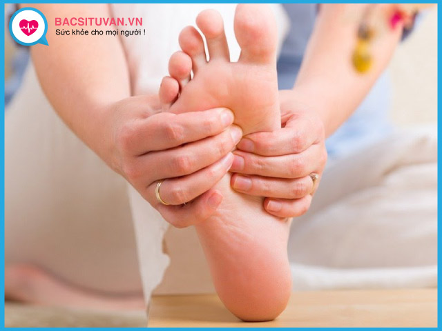 Massage chân tay để thúc đẩy tuần hoàn máu, làm ấm chân tay