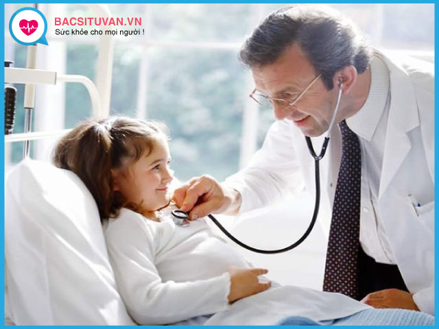 Cần đưa trẻ đi khám để bác sĩ chẩn đoán và hướng dẫn dùng thuốc phù hợp