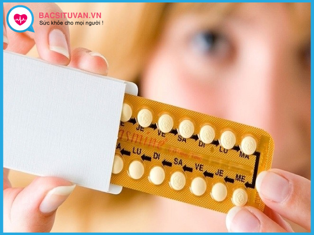 Sử dụng thuốc tránh thai là một trong những nguyên nhân gây mụn nội tiết