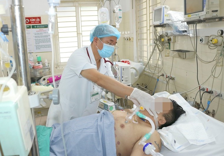 Điều trị bệnh nhân sốt xuất huyết tại Bệnh viện Bạch Mai Ảnh: Thành Dương