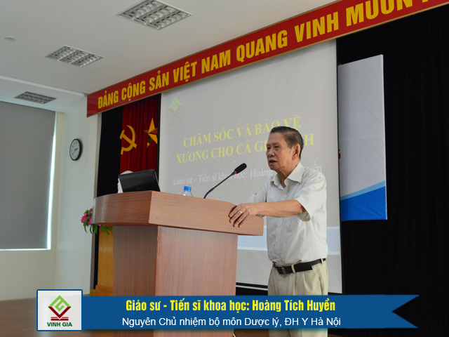 Giáo sư - Tiến sĩ khoa học: Hoàng Tích Huyền tại buổi hội thảo