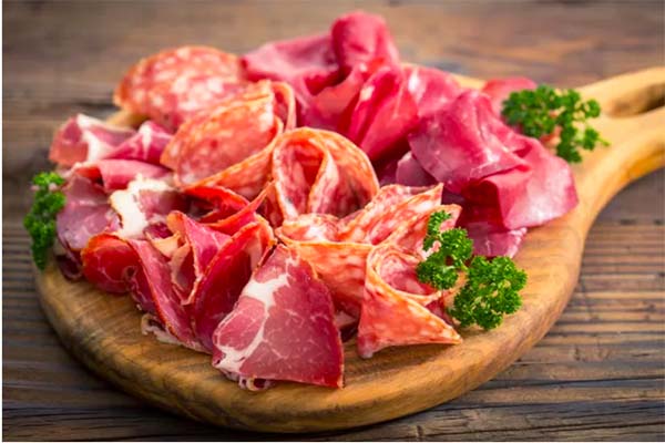 Thịt nguội đã qua chế biến chứa rất nhiều muối và có thể góp phần gây rối loạn chức năng cương dương và giảm ham muốn tình dục