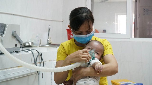 Trẻ bị viêm đường hô hấp phải thở máy tại Bệnh viện Đa khoa vùng Tây Nguyên. Ảnh: SYTDL