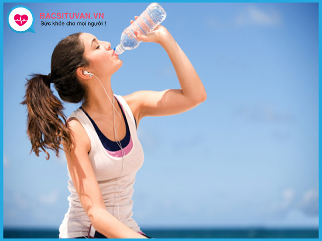 Uống nhiều nước để đào thải vi khuẩn trong đường tiết niệu ra ngoài
